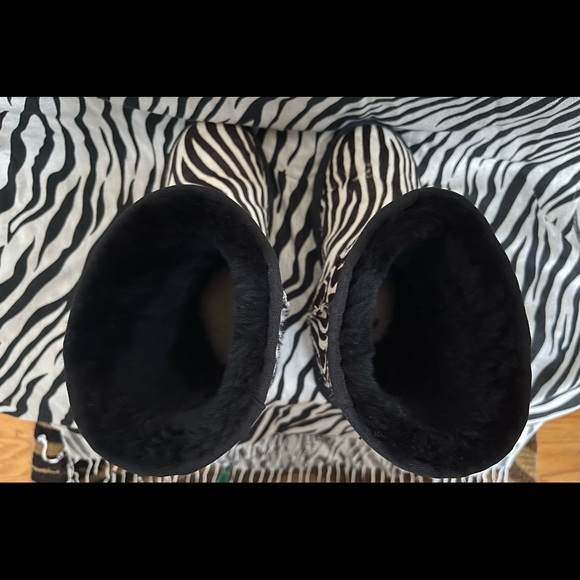 UGG ZEBRA BOOTS - Picture 4 of 5